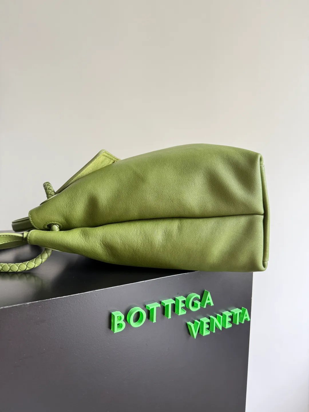 Batch 3160 BottegaVeneta Latest Ciao Ciao Bag Silky cowhide two-way flap handbag with signature twist detail, hidden hook closure, flap can be fastened to the front or attached to the INTRECCIATO woven internal pocket, comes with an adjustable and removable crossbody strap, internal compartment, and also features a zippered pocket. The surprise flap has various shapes. Style 1 - Cover the bag surface, exposing the knot and knot decoration. Style 2 - Place the flap inside the bag. A buckle is also designed. Style 3 - The U-shaped position of the top handle in the hand bag. Style No.: 826195 Size: 42*32*15cm